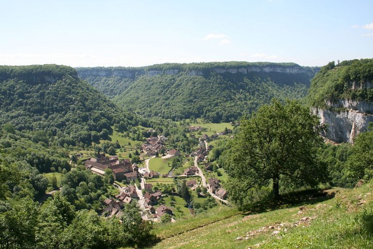 Paysage et village de Baume-les-Messieurs dans le Jura