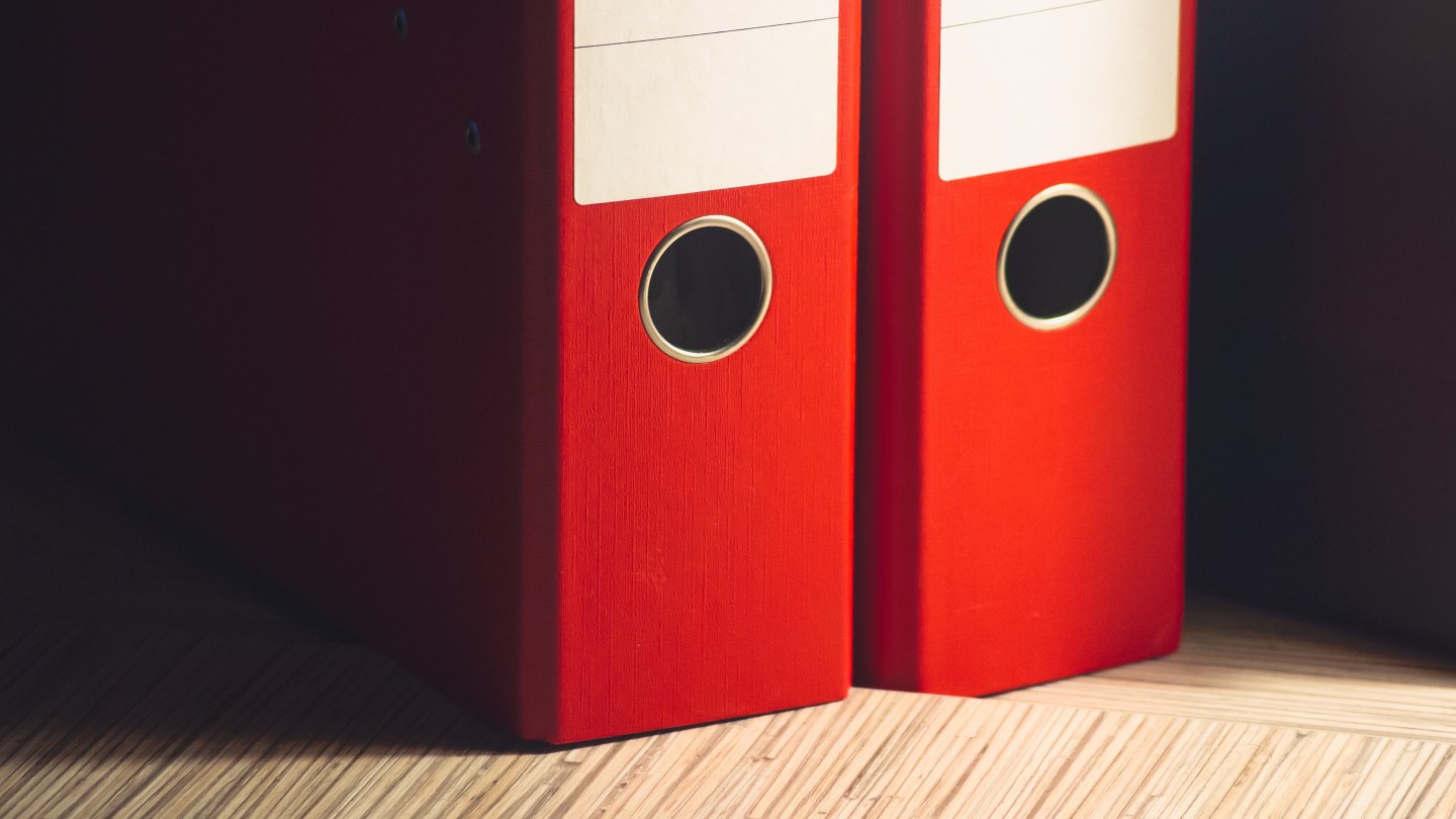Classeurs de bureau rouges alignés