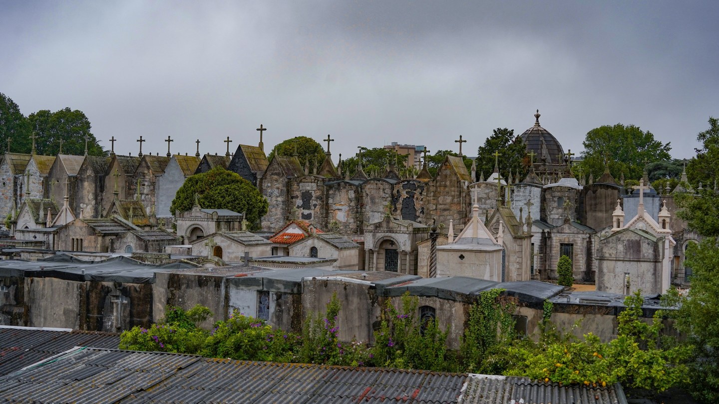 Allée de tombes et de chapelles funéraires dans un cimetière