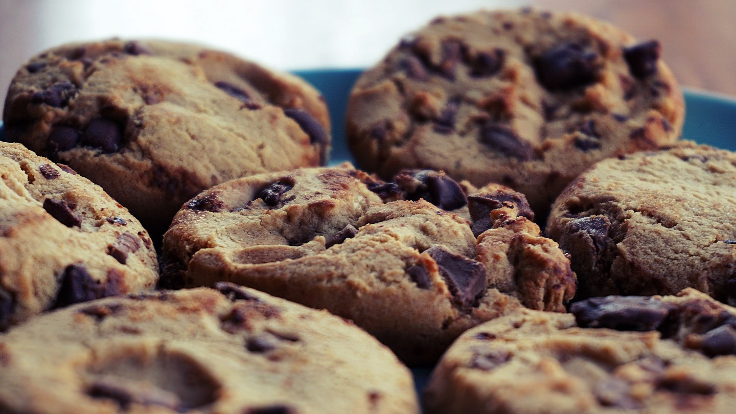 Cookies aux p&eacute;pites de chocolat sur une plaque de cuisson