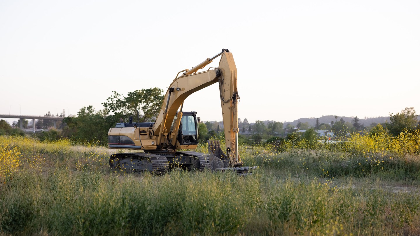 Pelleteuse sur un terrain en chantier