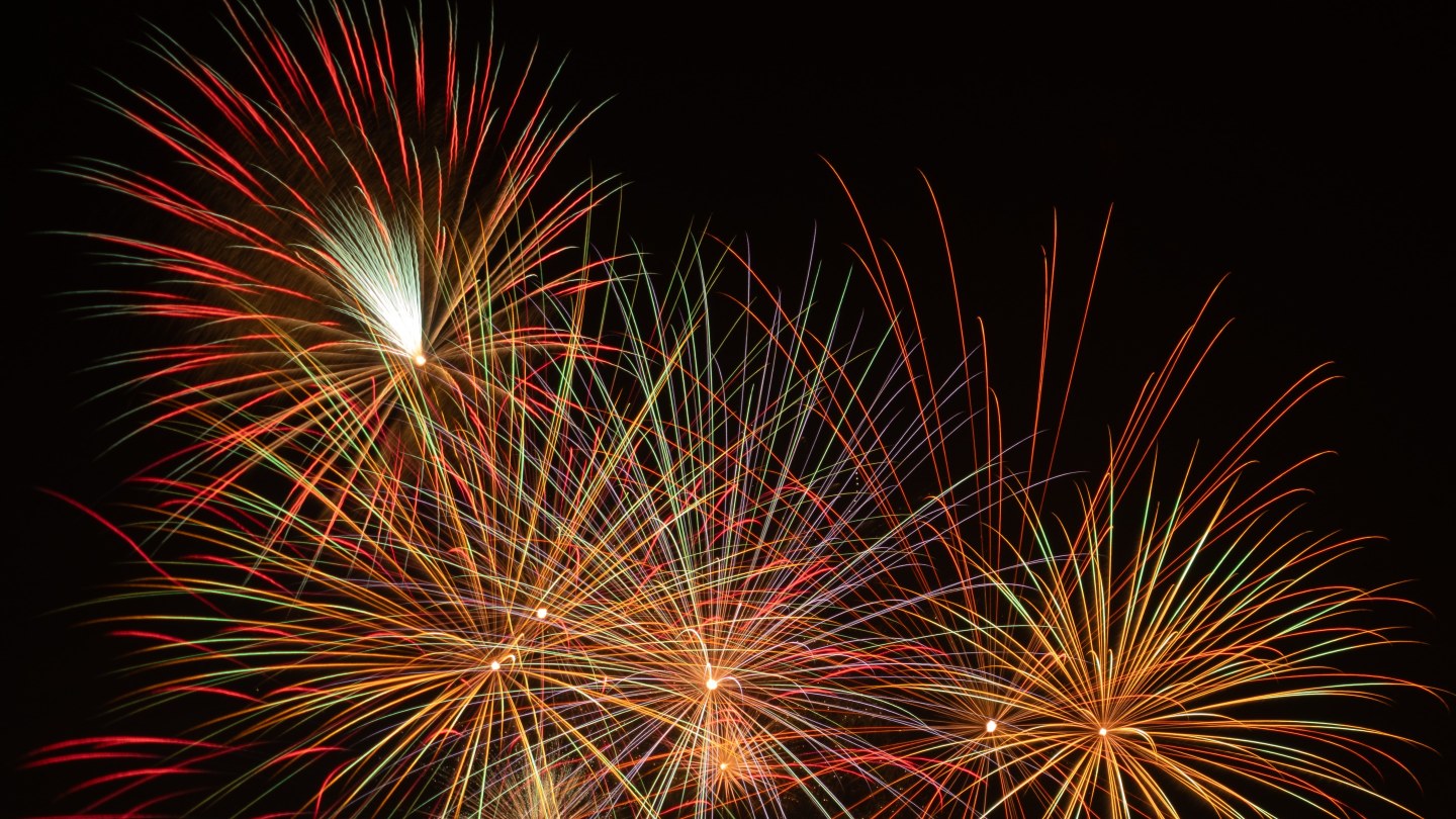 Feu d'artifice coloré dans le ciel nocturne