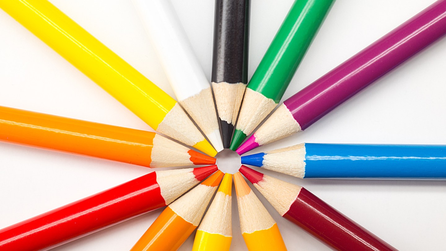 Crayons de couleur disposés en cercle