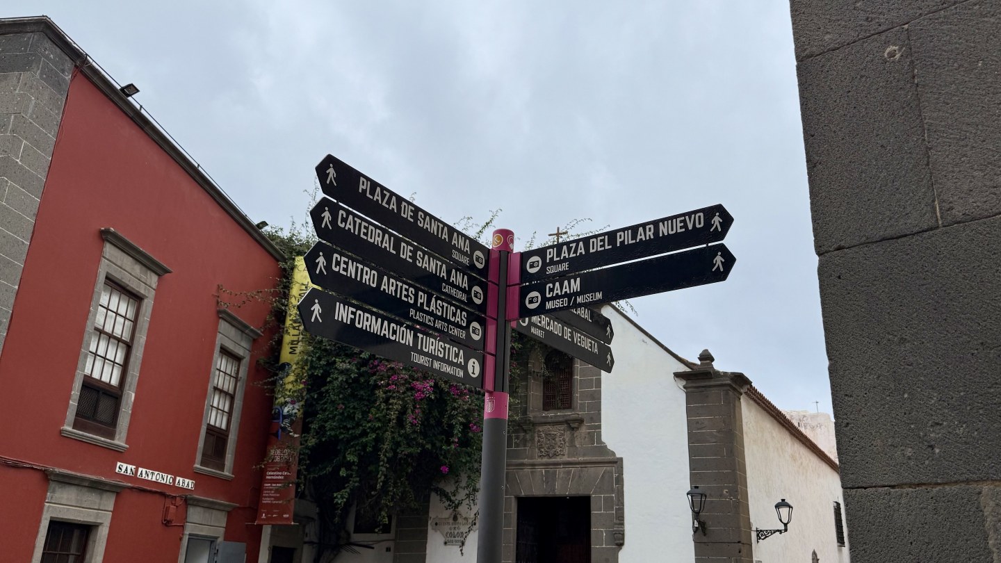 Panneaux de signalisation touristique indiquant les sites à visiter