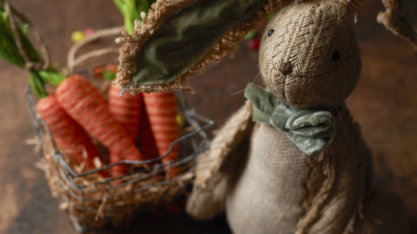 Lapin en peluche posé dans un panier