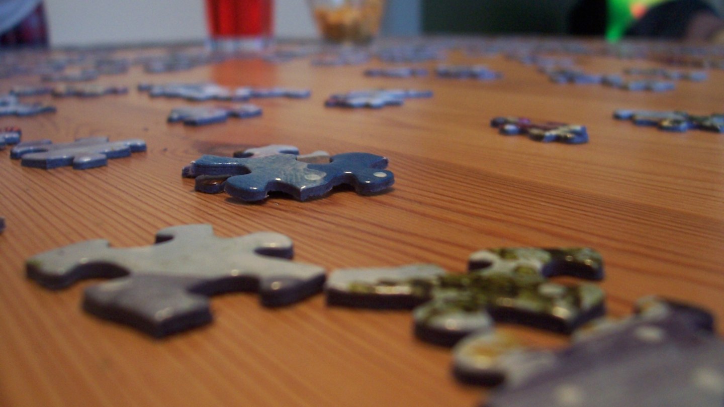 Pièces de puzzle posées sur une table