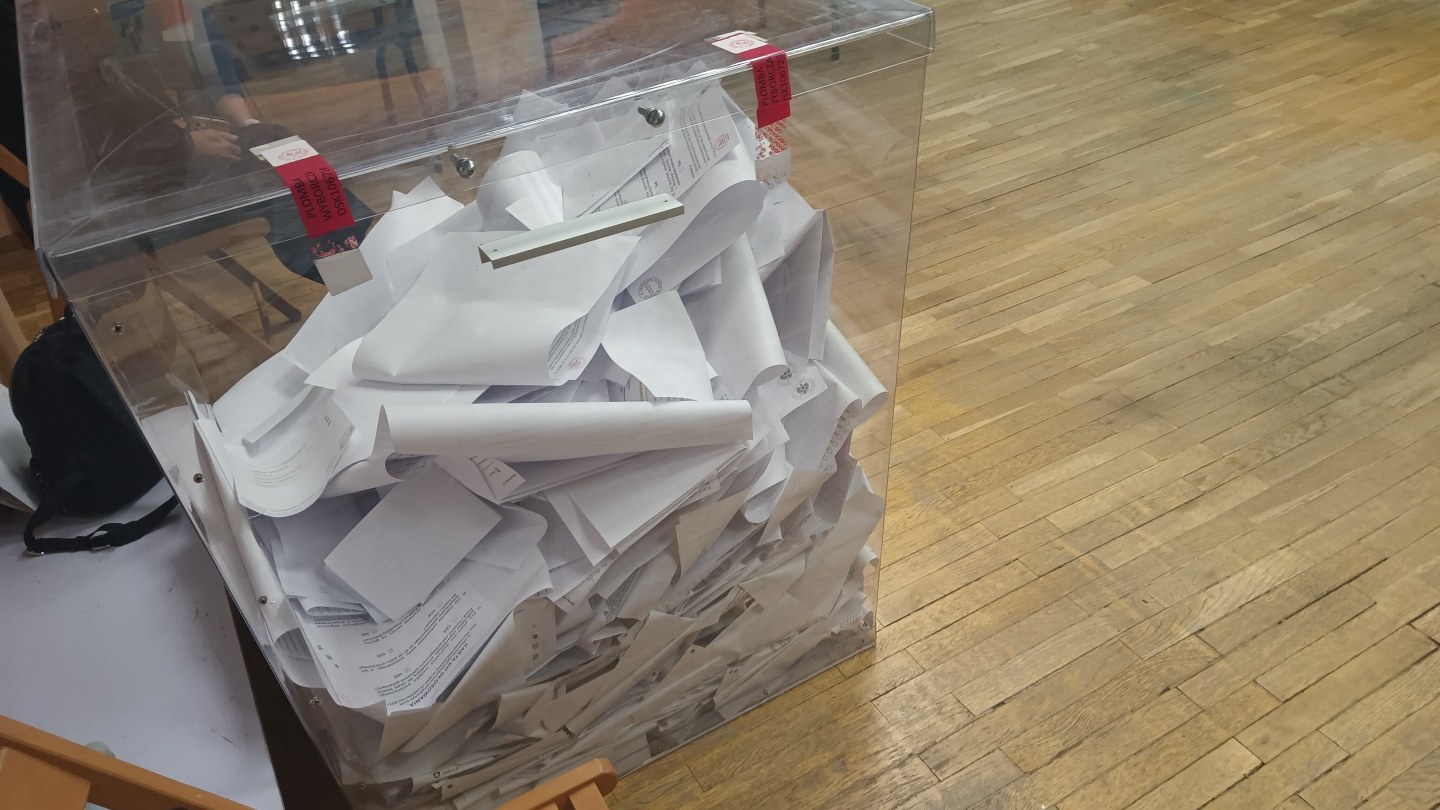 Urne électorale transparente remplie de bulletins