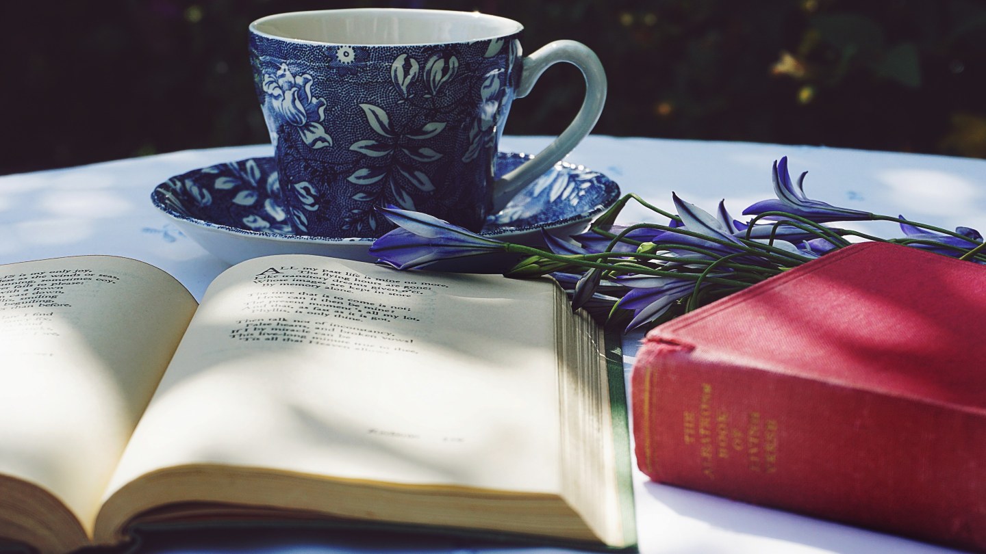 Tasse de thé posée sur des livres ouverts